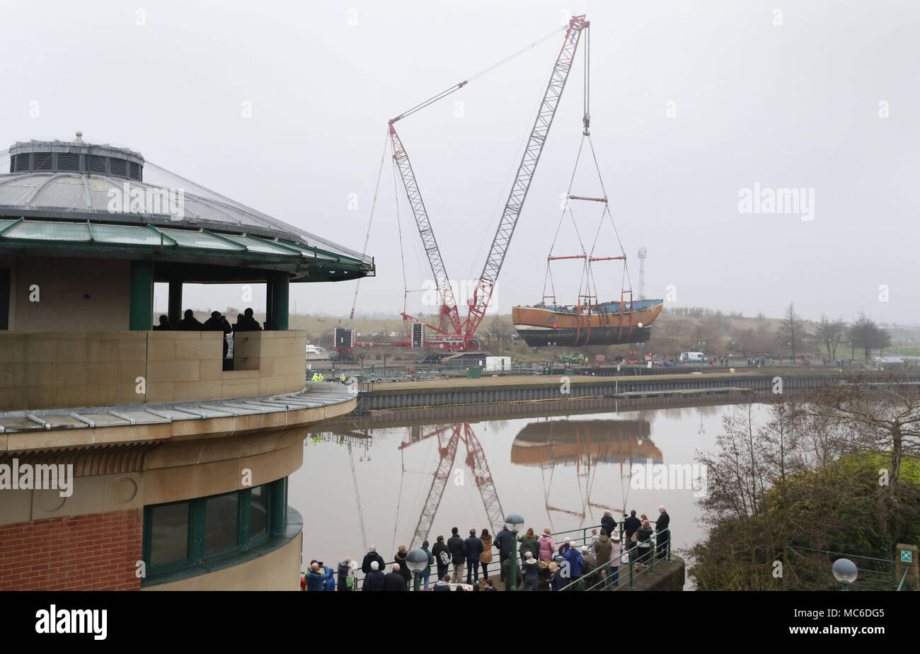 Una scala piena di repliche di HM corteccia si sforzano di essere sollevata oltre la Tees Barrage en route da Stockton a un bacino di carenaggio in Middlesbrough per 6 settimana riattaccare. Foto Stock