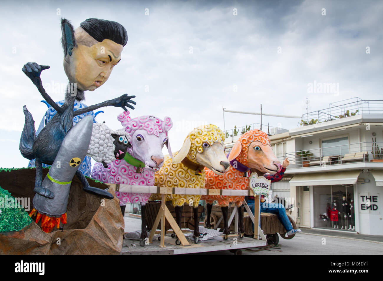 Viareggio, Gennaio 2018: Kim Jong-ONU con un corpo di un lupo e un gregge di pecore caricatura sul carnevale sfilata di carri allegorici e maschere, fatta di carta e di pasta di legno Foto Stock