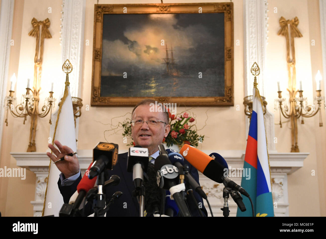 Ambasciatore russo nel Regno Unito Alexander Vladimirovich Yakovenko presso l'Ambasciata russa a Londra, dove ha annunciato che l'Ambasciata russa sta per pubblicare la propria relazione sul Salisbury gas nervino attacco, aggiungendo che il Regno Unito non ha ancora prodotto alcun elemento di prova a sostegno delle sue affermazioni circa l'incidente. Foto Stock