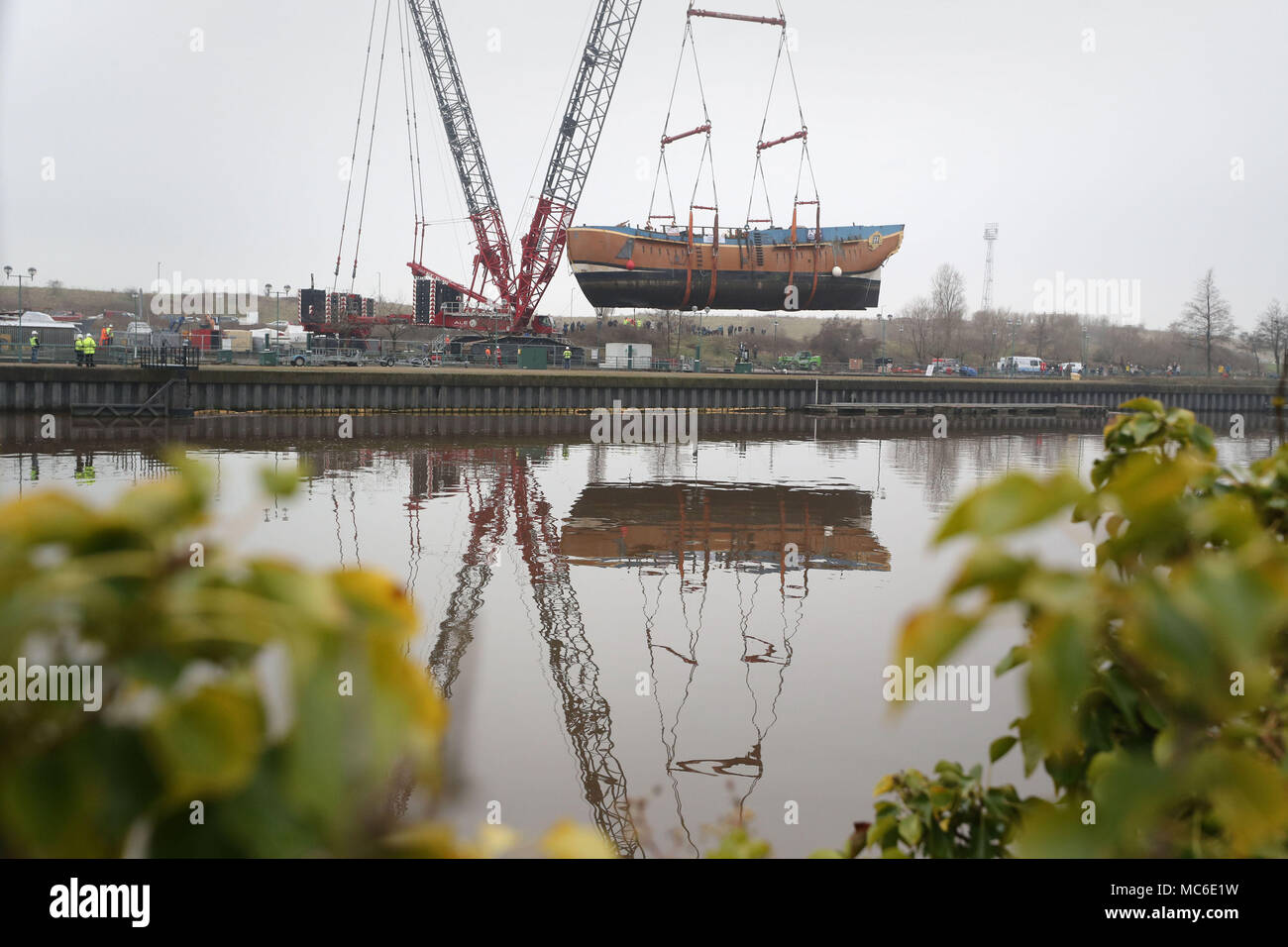 Una scala piena di repliche di HM corteccia si sforzano di essere sollevata oltre la Tees Barrage en route da Stockton a un bacino di carenaggio in Middlesbrough per 6 settimana riattaccare. Foto Stock