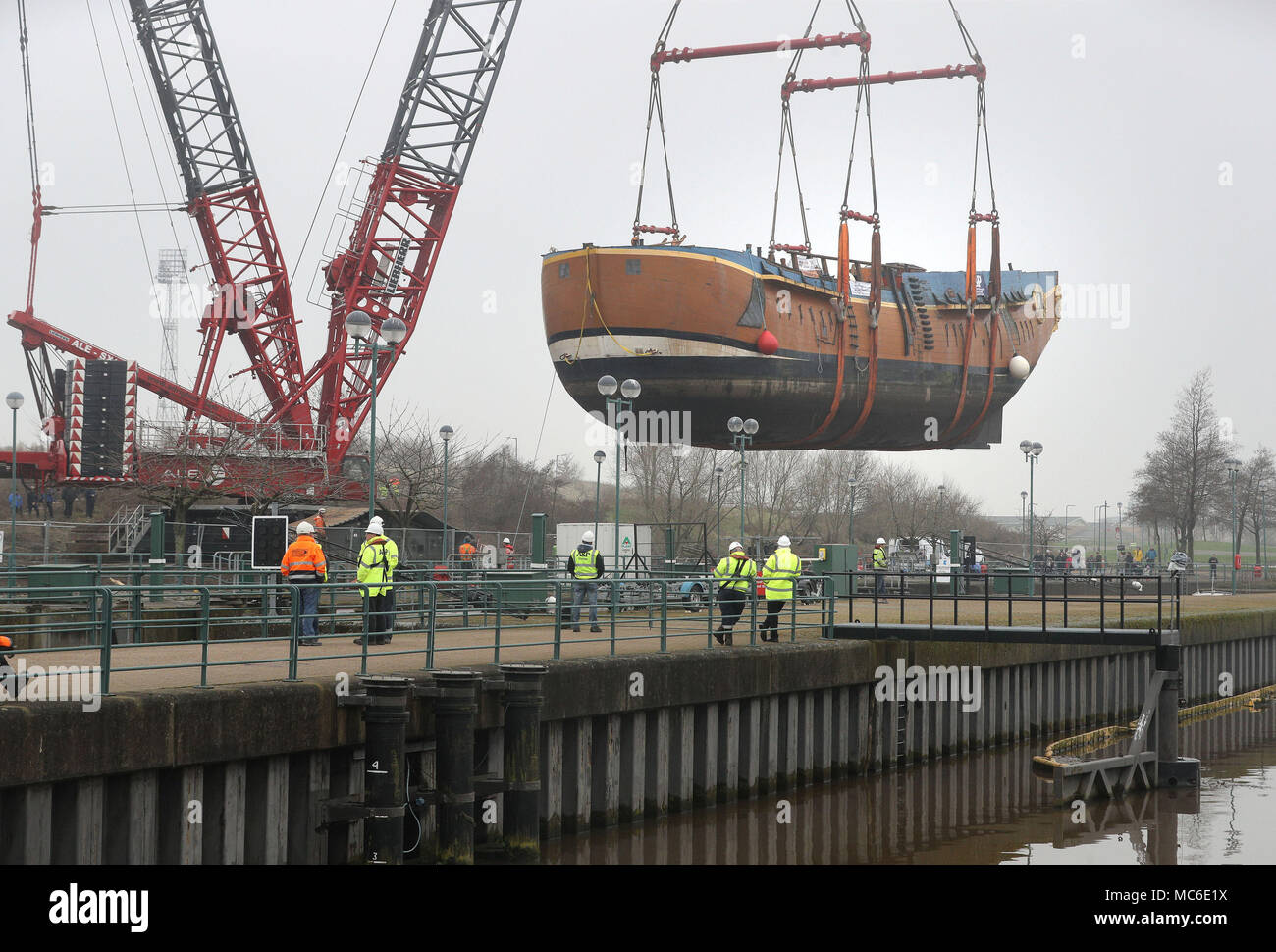 Una scala piena di repliche di HM corteccia si sforzano di essere sollevata oltre la Tees Barrage en route da Stockton a un bacino di carenaggio in Middlesbrough per 6 settimana riattaccare. Foto Stock