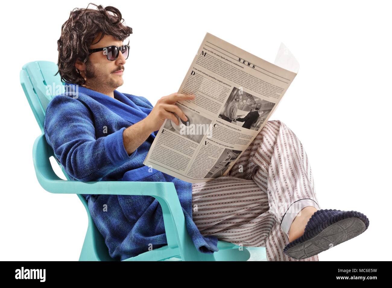 Giovane uomo seduto in una sedia in plastica e la lettura di un quotidiano isolati su sfondo bianco Foto Stock