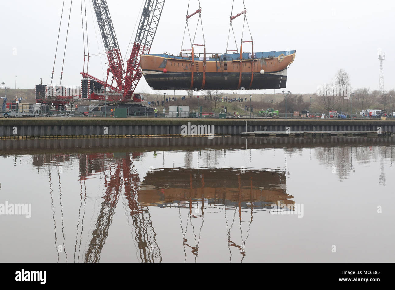 Una scala piena di repliche di HM corteccia si sforzano di essere sollevata oltre la Tees Barrage en route da Stockton a un bacino di carenaggio in Middlesbrough per 6 settimana riattaccare. Foto Stock