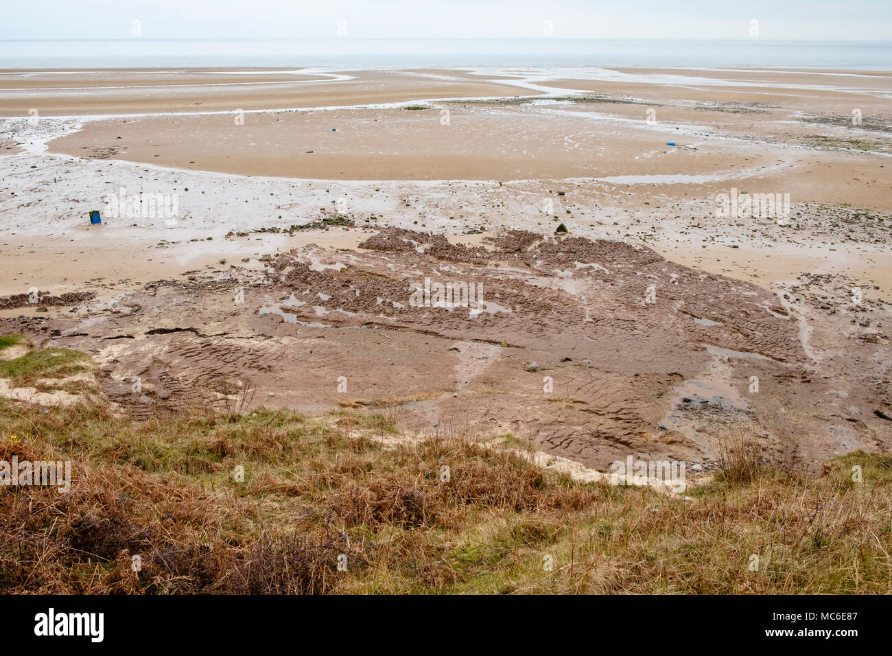 Pericoloso morbida sabbia formando quicksand visto dal di sopra sulla spiaggia con la bassa marea. Lligwy, Isola di Anglesey, Galles del Nord, Regno Unito, Gran Bretagna, Europa Foto Stock