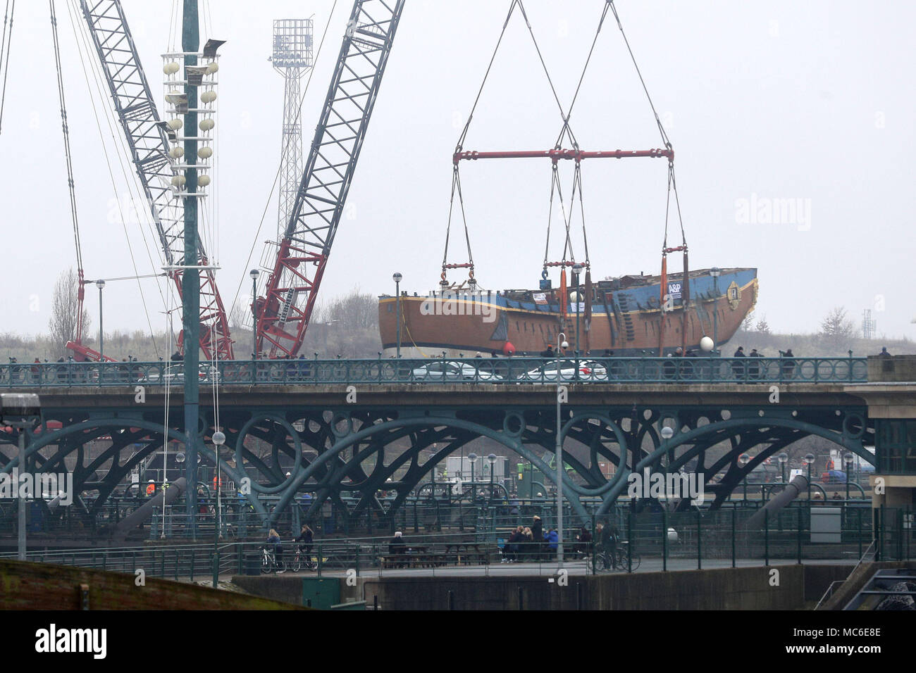 Una scala piena di repliche di HM corteccia si sforzano di essere sollevata oltre la Tees Barrage en route da Stockton a un bacino di carenaggio in Middlesbrough per 6 settimana riattaccare. Foto Stock