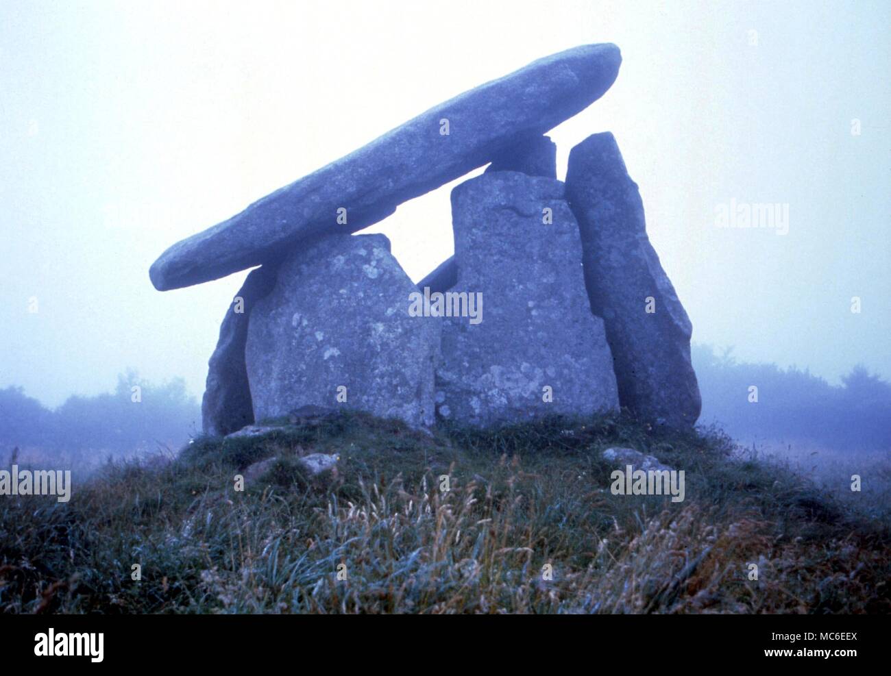 STONES - Trethevy Quoit, vicino Cleer st. Uno dei più belli della sepoltura megalitica camere in Gran Bretagna Foto Stock