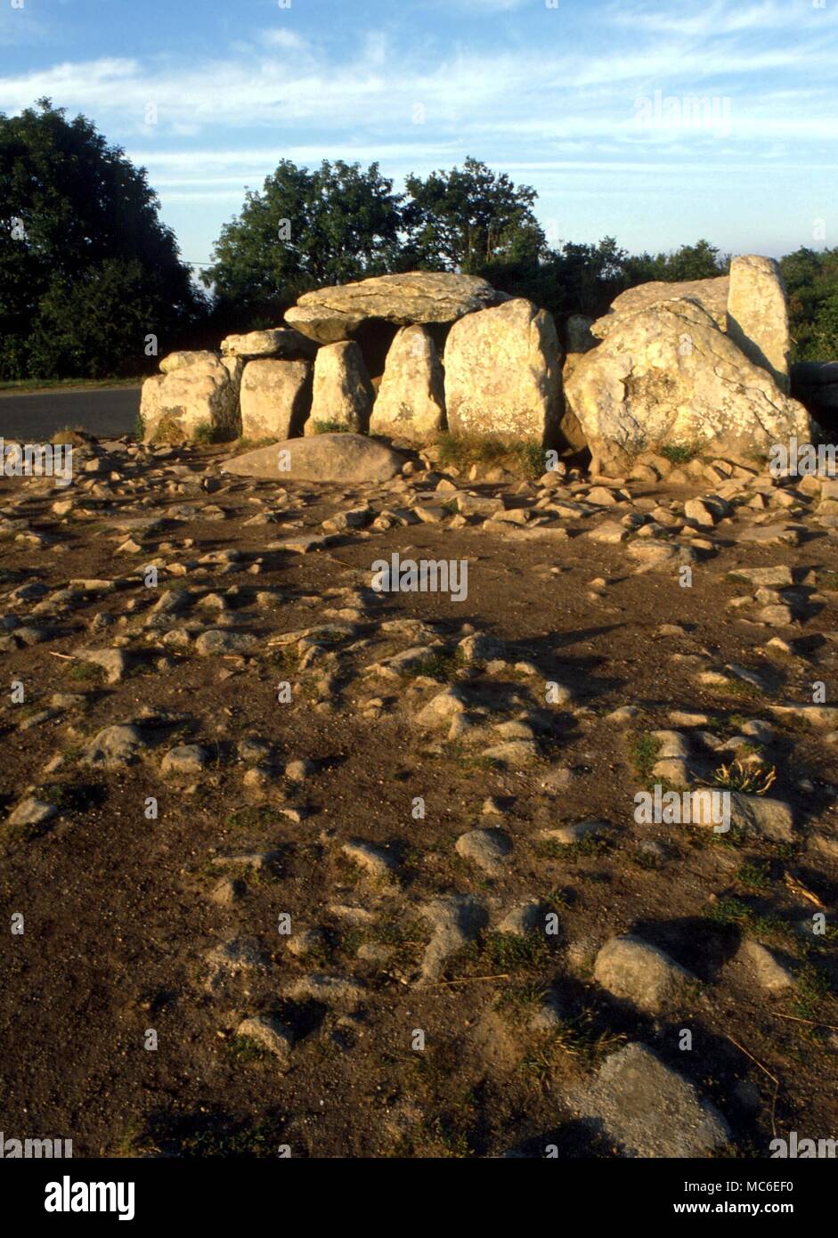 STONES - Dolmen. Il dolmen preistorici a Carnac, che è detto di essere molto più vecchio che i viali di pietre in cui esso è impostato Foto Stock