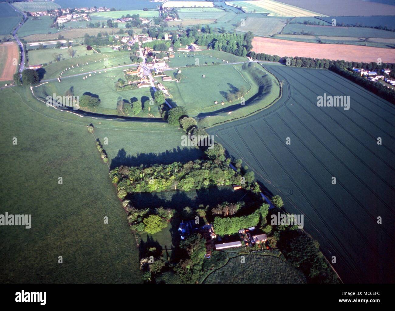 Stones - Vista aerea di parte del cerchio interno del grande cerchi a Avebury, Wiltshire. Alcune di queste case sono state costruite da rotture di megaliti Foto Stock