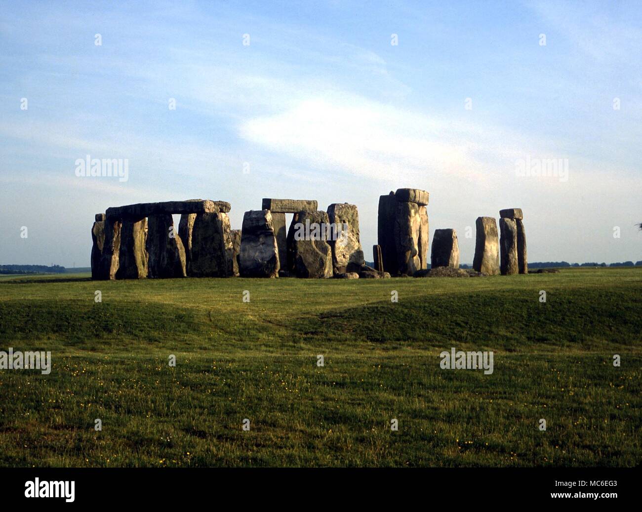 - Pietre di Stonehenge, preistoria complesso religioso, ha iniziato 2.200 BC entro un terrapieno di circa 380 piedi di diametro. Alcuni dei sarsens pesare 30 tonnellate ciascuno - la gamma esterna con architravi ha un diametro di circa 100 piedi Foto Stock