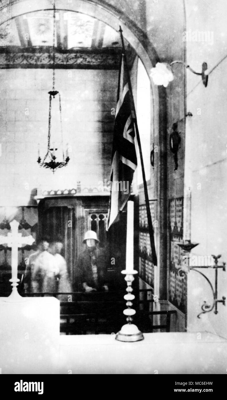 I FANTASMI E gli spiriti - SPIRITO FOTOGRAFIA di spirito extra, che è apparso nella Basilica di Le Bois Chenu, vicino a Domremy. Fotografia scattata da Lady Palmer nel 1925. Foto Stock