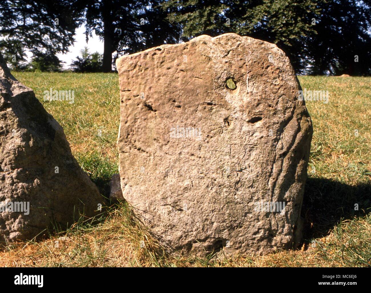 Stones - Wayland's Smithie. Pietra forata impostato nel terrapieno della preistoria barrow vicino al cavallo bianco di Uffington Foto Stock