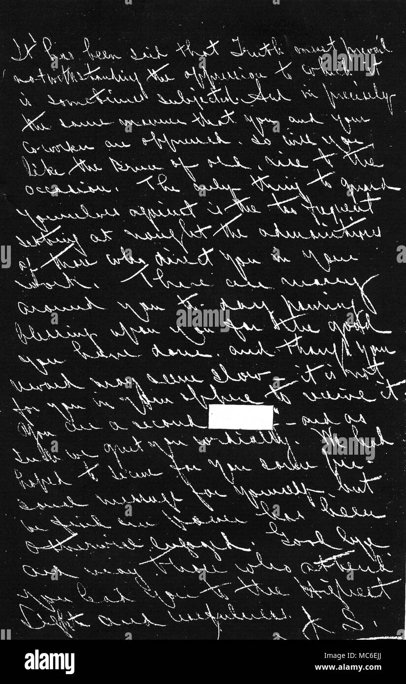 Spiritualismo, sedute spiritiche e dello spirito di scrittura - EGLINGTON [sinistra] Spirito prodotta di scrittura sulla scheda durante una sÃšance disposti da William Eglington per la Sig.ra Burns, la moglie del redattore della rivista di alcolici, Medium. Il messaggio per la Sig.ra Burns è stato ottenuto mediante lo spirito significa, sotto le esperienze tramite medium di Eglington, che ha tenuto l'ardesia in una mano, mentre appoggio di altri sulla spalla della sig.ra ustioni. Il sÃšance era svoltosi all'inizio del dicembre 1884. L'obliterazione è stato richiesto dalla sig.ra Burns, ad esso correlate a un nome non voleva avere pubblicato. Da Giovanni S. agricoltore, Twixt due mondi. Un racconto di Foto Stock