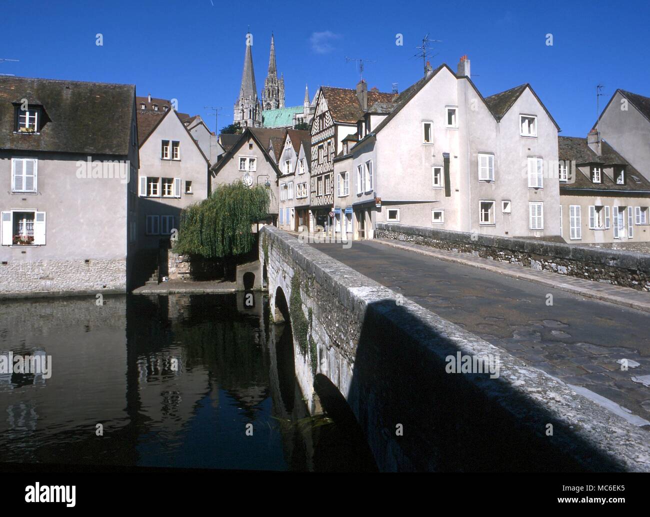 La cattedrale di Chartres cattedrale del XII secolo, visto da uno dei ponti vecchi Foto Stock