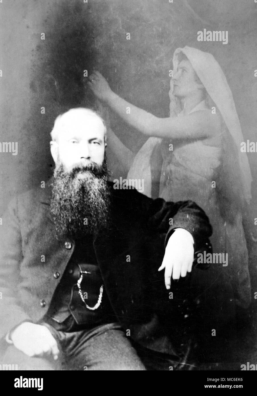 Spiritismo - Spirito foto ottocento spirito fotografia, realizzato a partire da una lastra di vetro che sarebbe stato un doppio esposto per ottenere l'extra. Fotografo sconosciuto, ma prese circa 1883, a Londra. L'identità del sitter è sconosciuto. Foto Stock