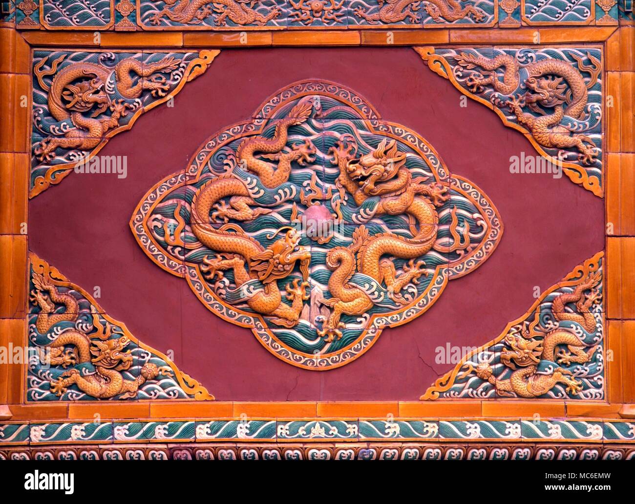 Draghi cinesi marmo bassorilievi dei combattimenti fu-dragons sulla vecchia porta alla avenue degli animali presso le Tombe dei Ming, a Shi San Ling, nei pressi di Pechino Foto Stock