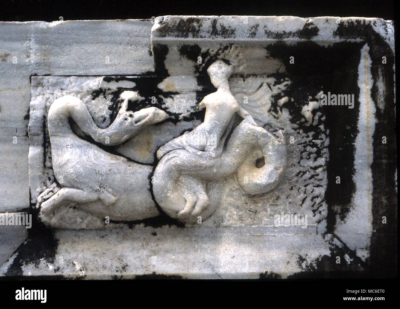 Drago greco bassorilievo della donna (eventualmente dea) a cavallo di un drago. Sul fronte ovest del tempio a Didyma Foto Stock