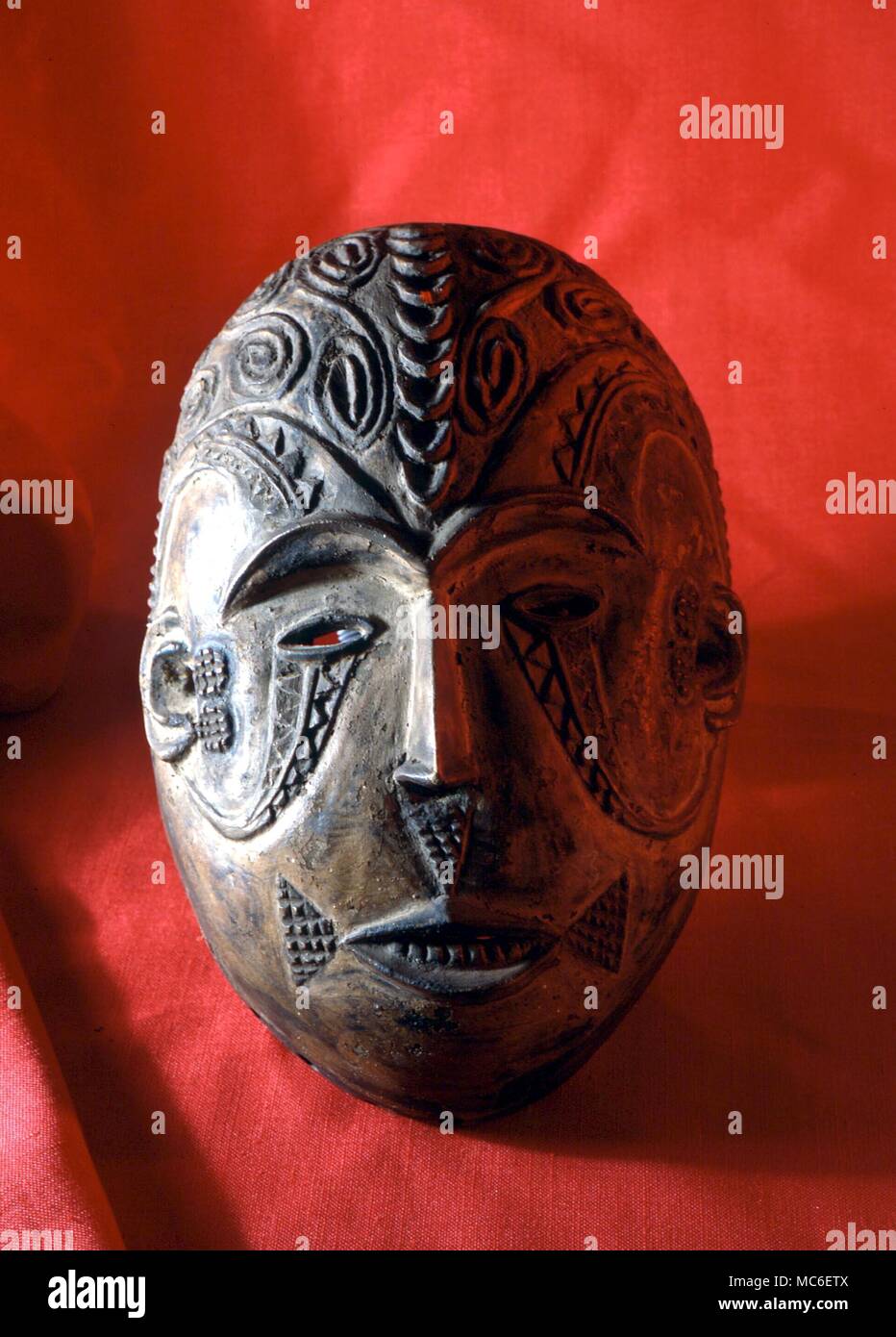 Magica africana - Igbo Maiden maschera indossata da tribesmen maschio che imitano le attività delle donne durante certi rituali - specialmente i funerali e feste. Gordon Reece Gallery Foto Stock