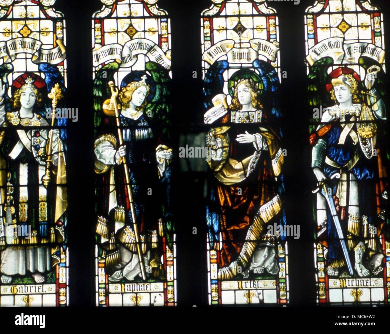Angeli - i quattro arcangeli Michele, Raffaele, Gabriele e Uriel, in vetrata della St James Church, Kilkhampton Foto Stock