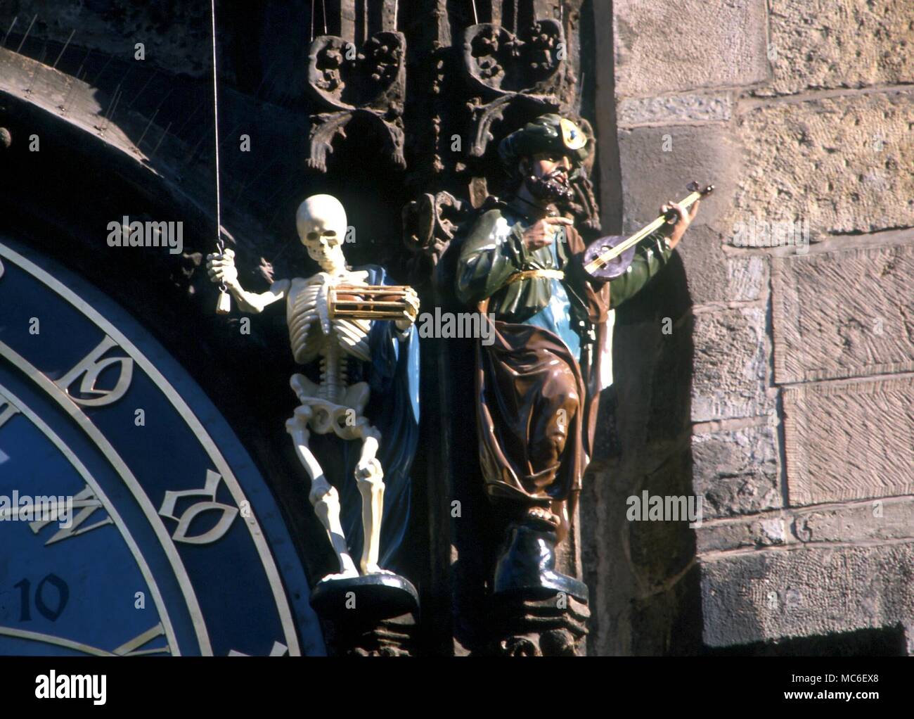 Automata - La morte della morte tira la corda che rilascia le processioni degli Apostoli, sulla horlogium nella piazza del Municipio di Praga Foto Stock