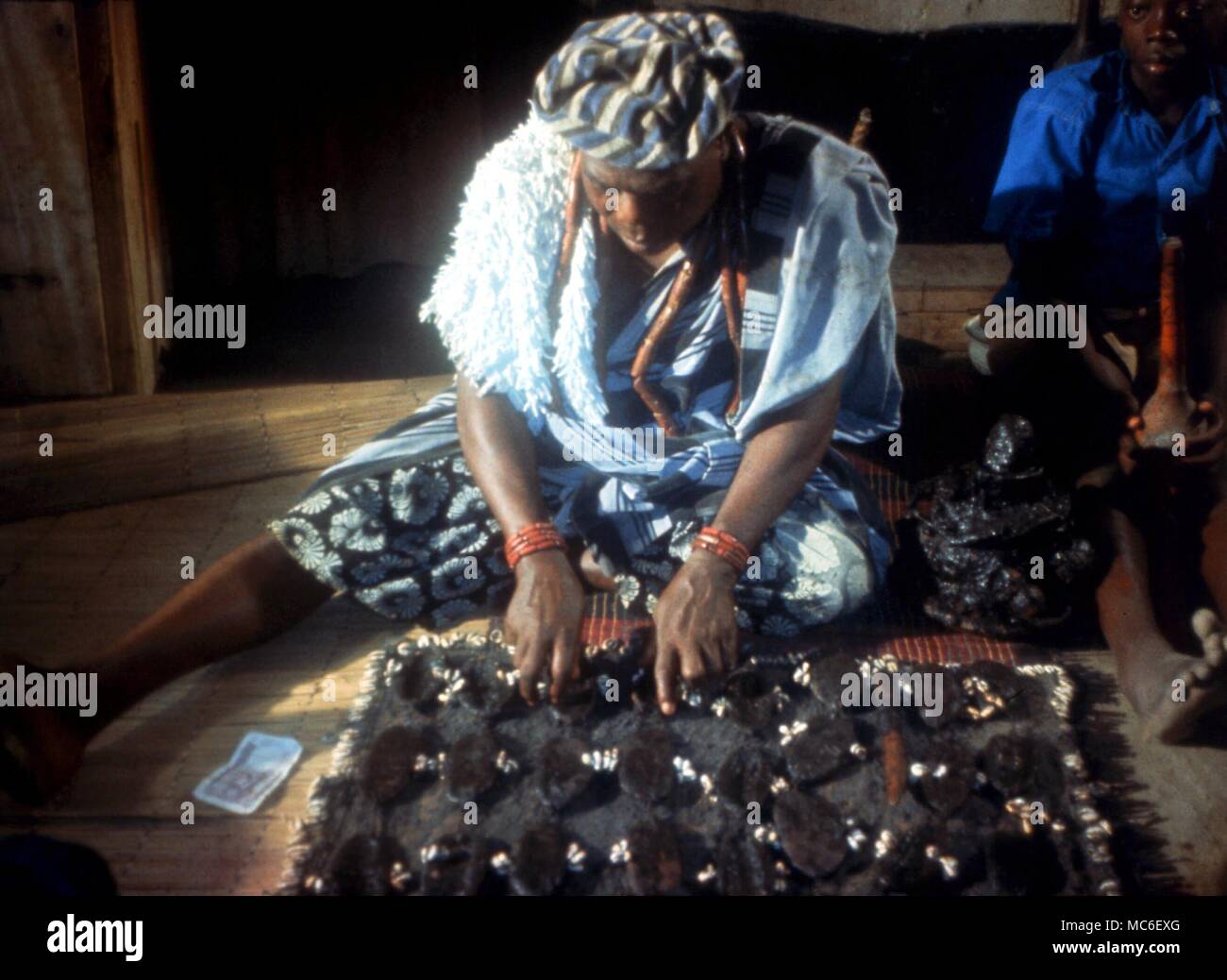 Magica africana - African strega-medico colata di un incantesimo Foto Stock