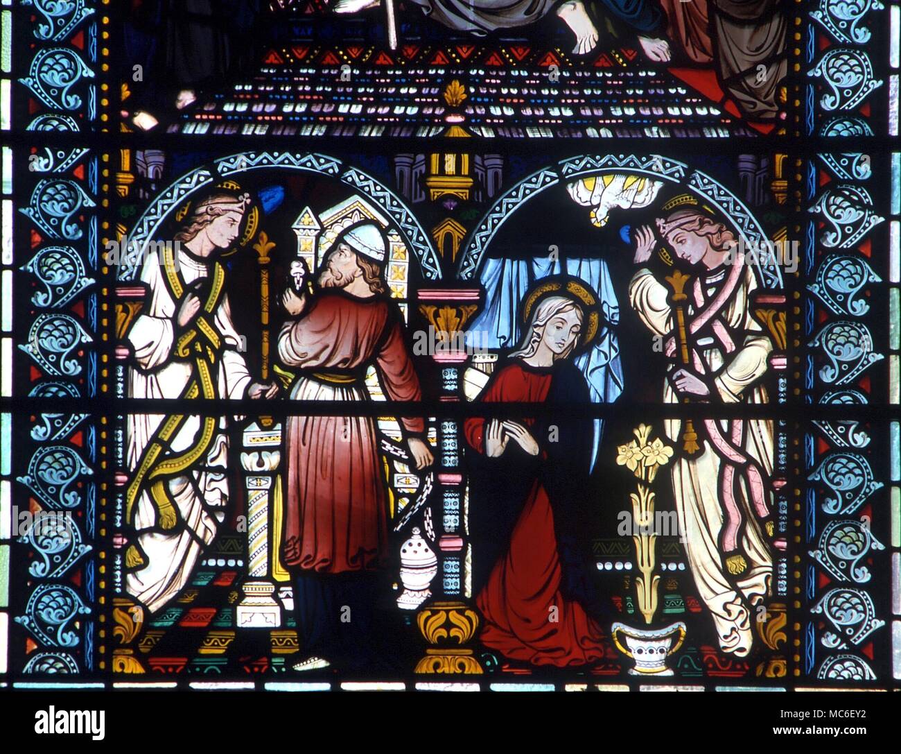 Angeli - Gabriele Arcangelo Gabriele che compaiono all'Annunciazione prima di Maria. In vetro colorato del XIX secolo. Dalla cattedrale a Southwell Foto Stock