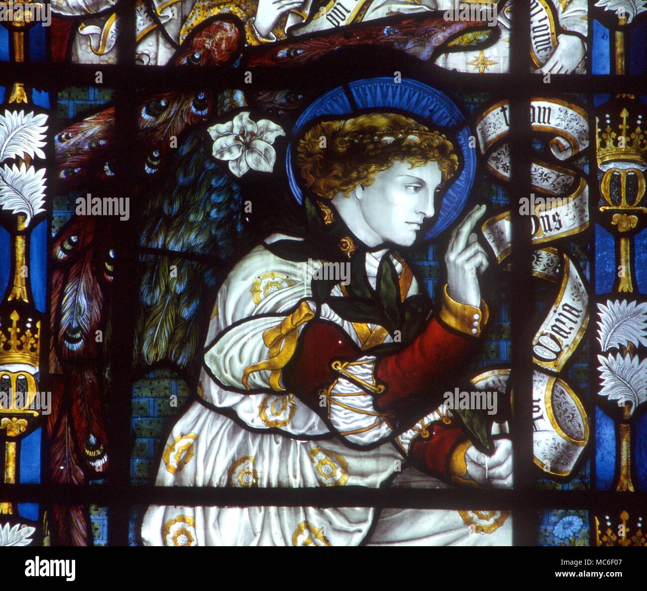 Angeli - Gabriele Arcangelo Gabriele che compaiono all'Annunciazione prima di Maria. In vetro colorato del XIX secolo. dalla cattedrale a Southwell Foto Stock