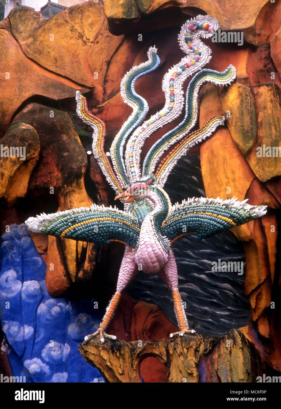 Mitologia cinese - PHOENIX La Phoenix Bird è seconda solo al drago come un importante personaggio mitologico nella mitologia cinese. Ceramica nel Haw Paw giardini (Tiger Balm Gardens) Hong Kong Foto Stock