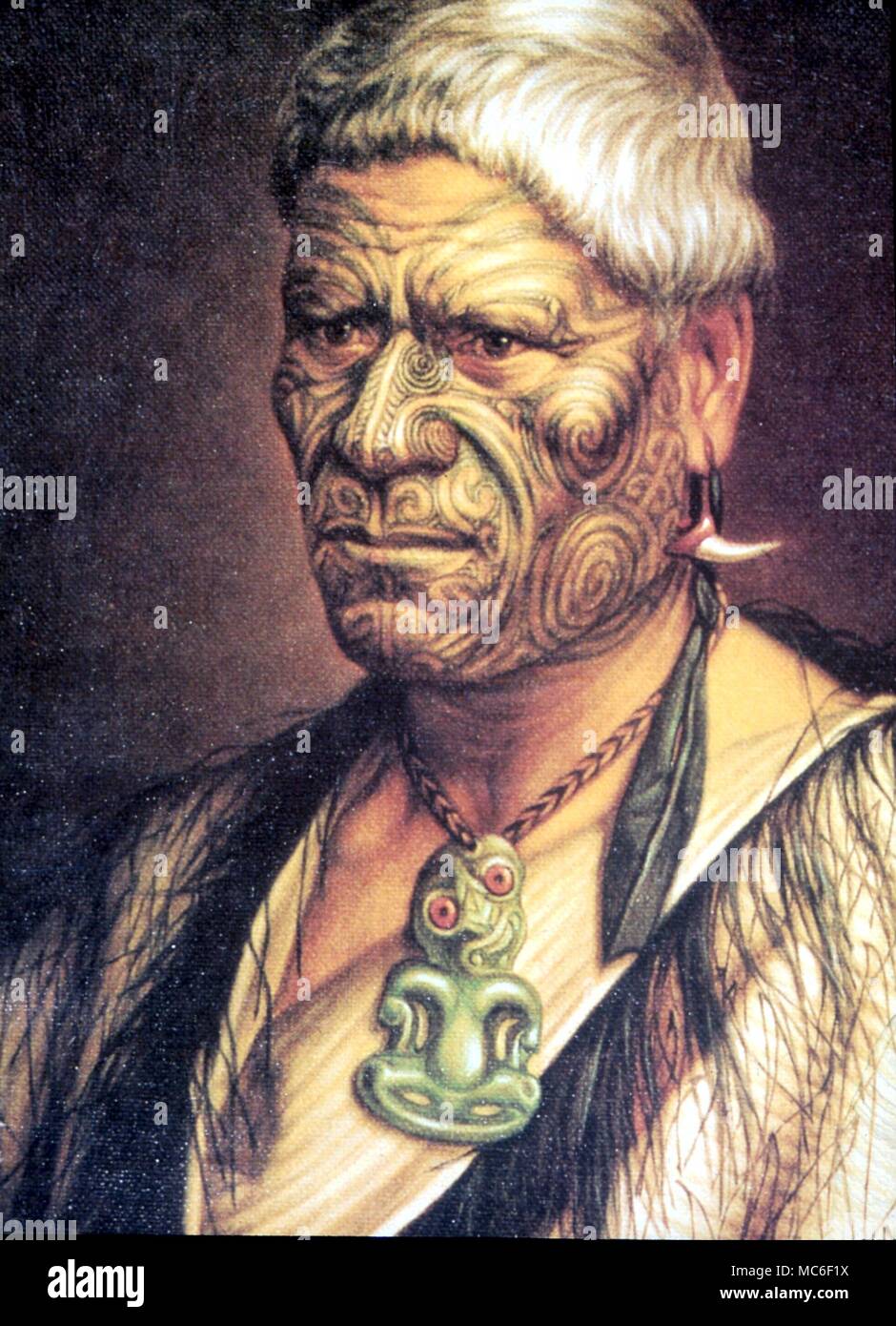 Amuleti - MAORI HEI-TIKI un esempio della tradizionale Hei Tiki, o humanoid amuleto, indossati dai Maori. Dopo la stampa di un dipinto di Gottfried Lindauer nel museo di Auckland Foto Stock