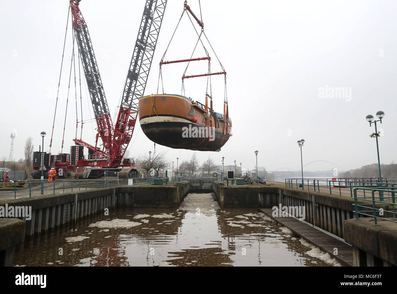 Una scala piena di repliche di HM corteccia si sforzano di essere sollevata oltre la Tees Barrage en route da Stockton a un bacino di carenaggio in Middlesbrough per 6 settimana riattaccare. Foto Stock