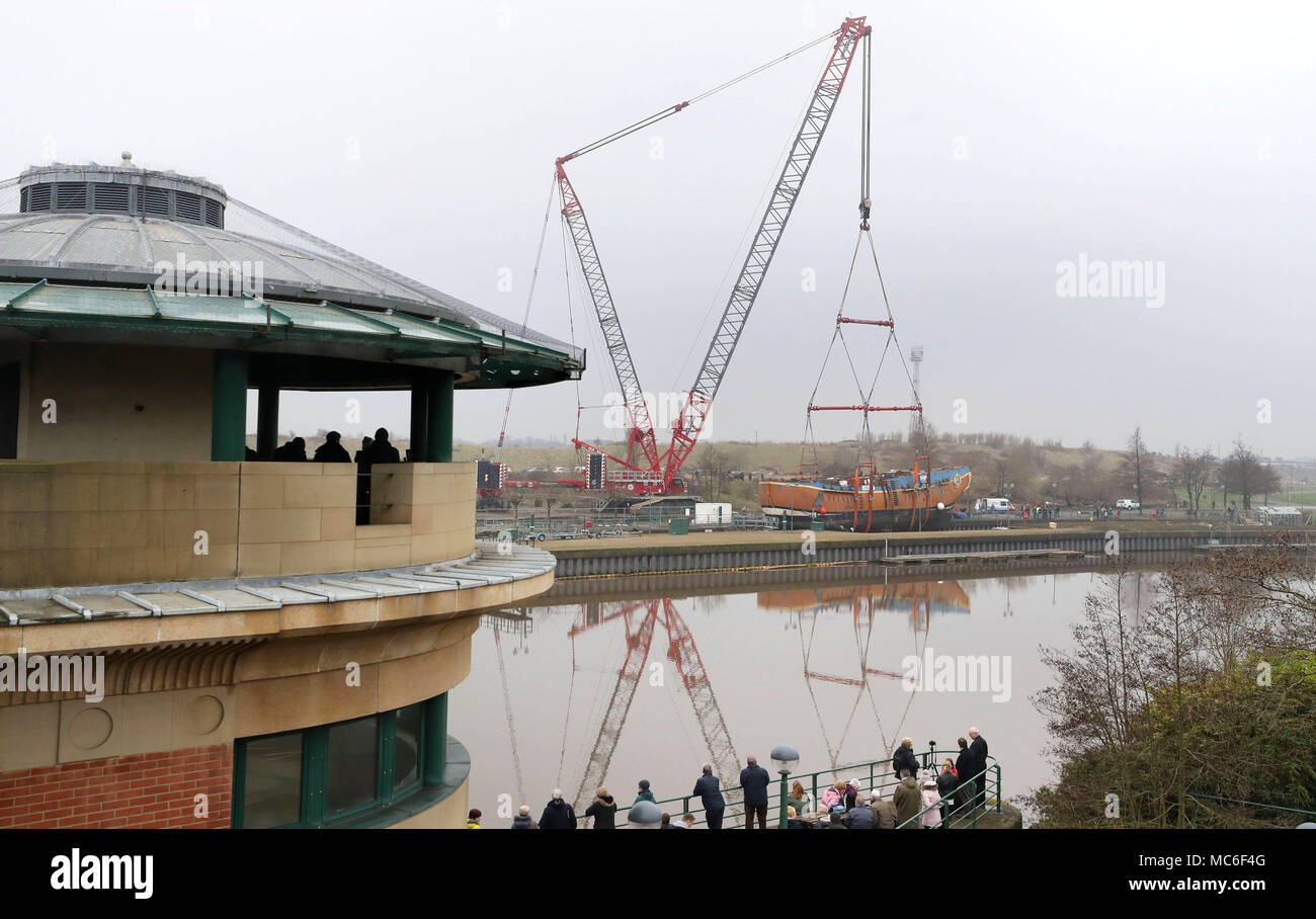 Una scala piena di repliche di HM corteccia si sforzano di essere sollevata oltre la Tees Barrage en route da Stockton a un bacino di carenaggio in Middlesbrough per 6 settimana riattaccare. Foto Stock