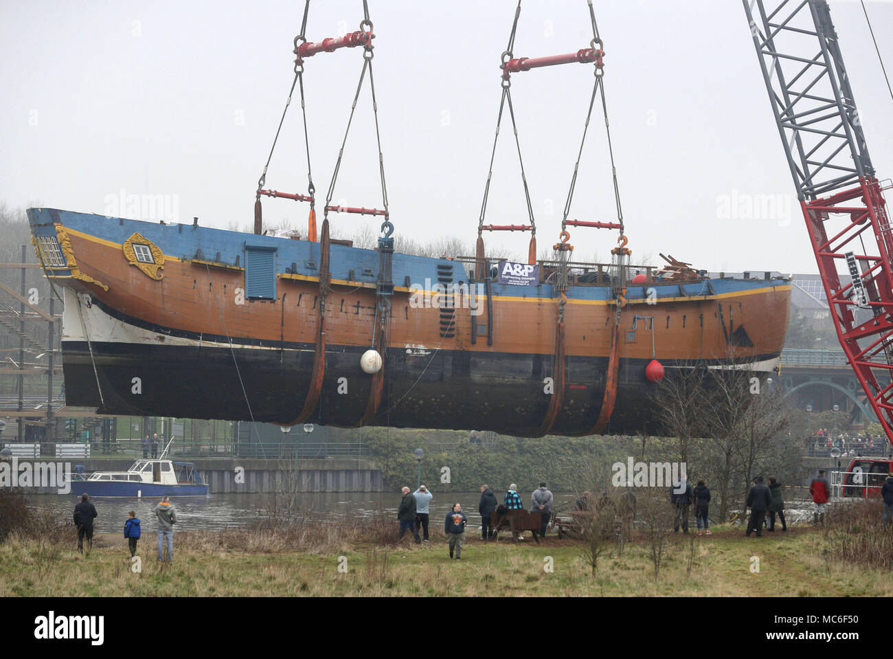 Una scala piena di repliche di HM corteccia si sforzano di essere sollevata oltre la Tees Barrage en route da Stockton a un bacino di carenaggio in Middlesbrough per 6 settimana riattaccare. Foto Stock