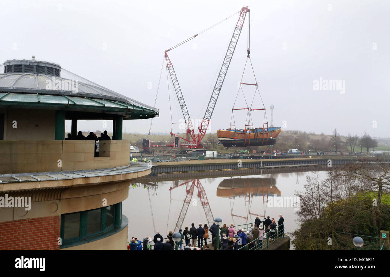 Una scala piena di repliche di HM corteccia si sforzano di essere sollevata oltre la Tees Barrage en route da Stockton a un bacino di carenaggio in Middlesbrough per 6 settimana riattaccare. Foto Stock