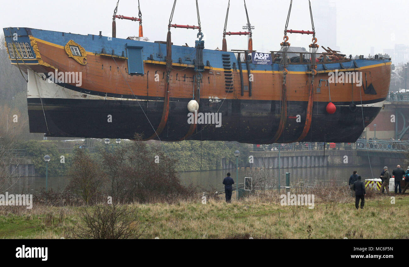 Una scala piena di repliche di HM corteccia si sforzano di essere sollevata oltre la Tees Barrage en route da Stockton a un bacino di carenaggio in Middlesbrough per 6 settimana riattaccare. Foto Stock