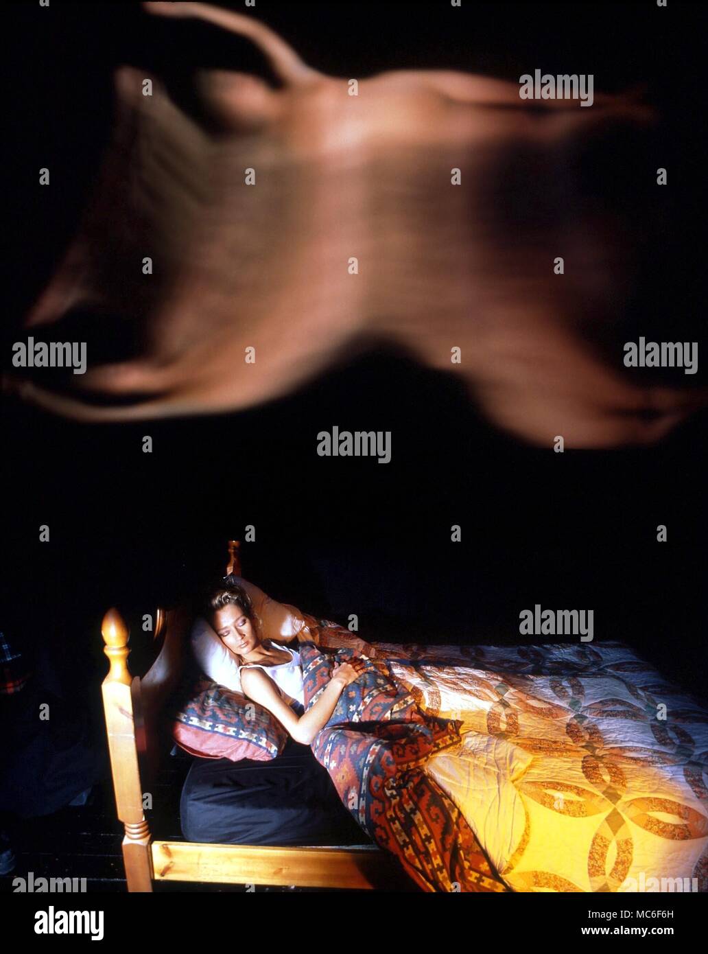 Astral e immagine eterico del corpo astrale di una donna addormentata passando sopra il suo letto Foto Stock