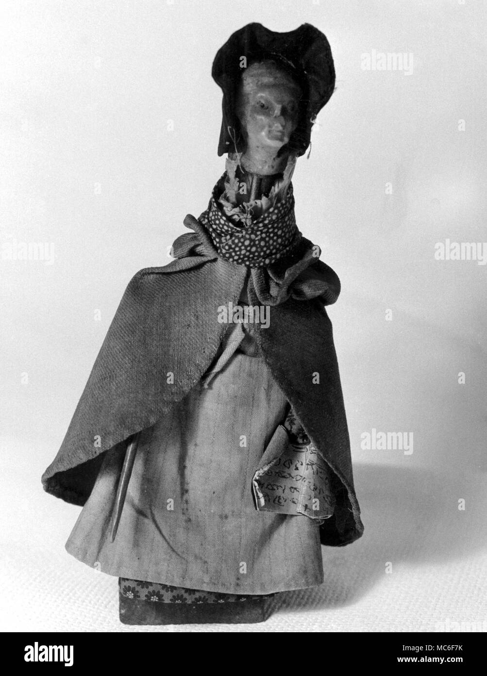 Valvola a fungo di strega, o maledizione-doll, probabilmente della fine del XVII o XVIII secolo. In Moyse's Hall Museum, Bury St Edmunds. Il 'spell' viene infilato nella parte anteriore della bambola mantello. Foto Stock