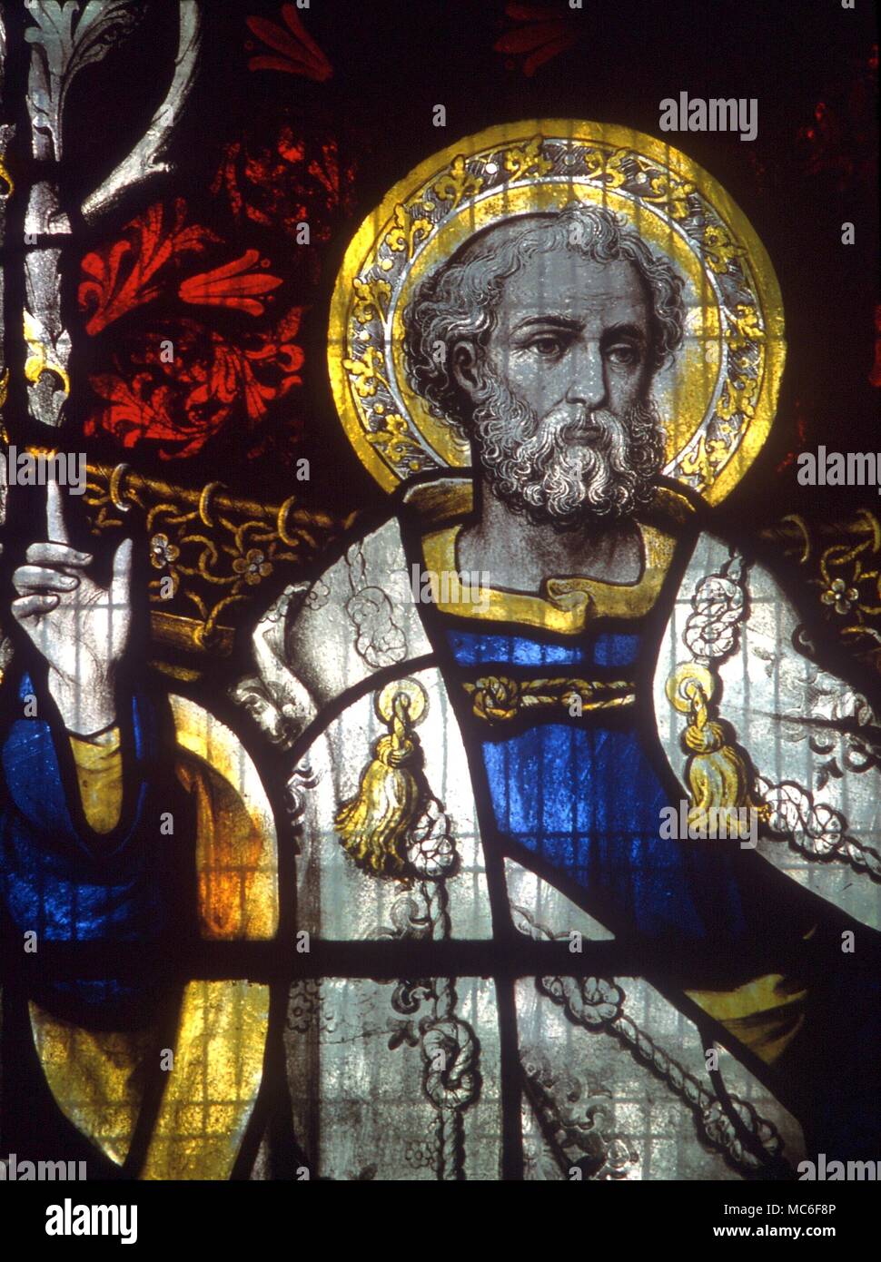 Santi - vetro macchiato immagine di San Paolo, dalla chiesa dei SS Pietro e Paolo, a Chaldon, Surrey Foto Stock