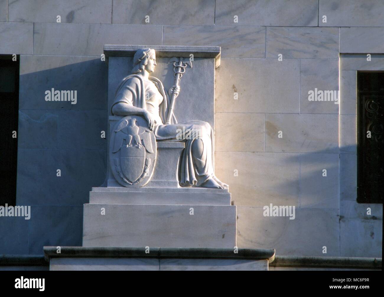 Pianeti - Immagine di mercurio di mercurio con un caduceo, nel singolare pretesto di una donna. Alcuni dicono che la figura rappresenta l'America - che è possibile perché la connessione Geminian con l'America. Scolpito da Giovanni Gregorio per la Federal Reserve Board Edificio, 1937 Foto Stock