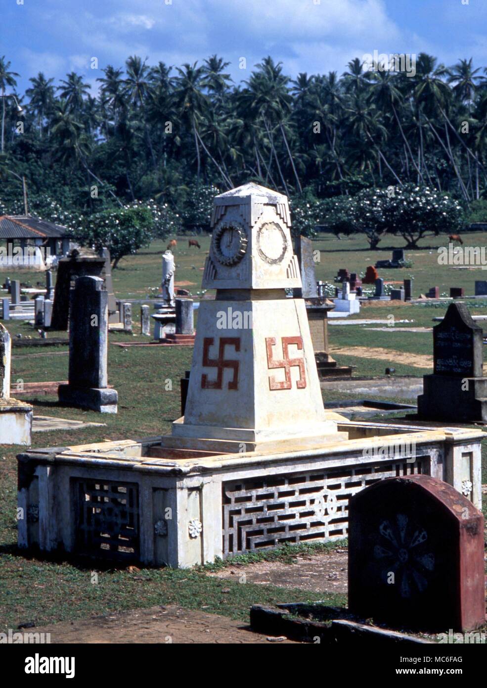 Svastica su una tomba buddista memorial nella Buddhist-Christian sepoltura a nord di Galle, Sri Lanka Foto Stock