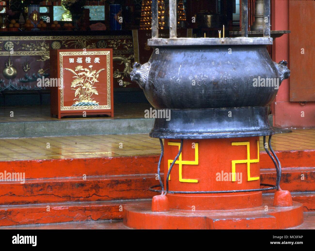 SWASTIKA Sauwastikas sulla base di un grande bruciatore di incenso, nel cortile del tempio dei mille buddha, Sha Tin. (Nuovi Territori) Foto Stock