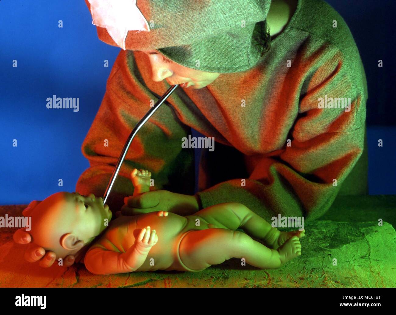 WITCHCRAFT - 'soffiando' nella vita di una bambola che è stato magicamente denominato e identificato con una persona vivente. Il fungo, così investiti da una vita occulta, può quindi essere sottoposto a magic simpatico Foto Stock