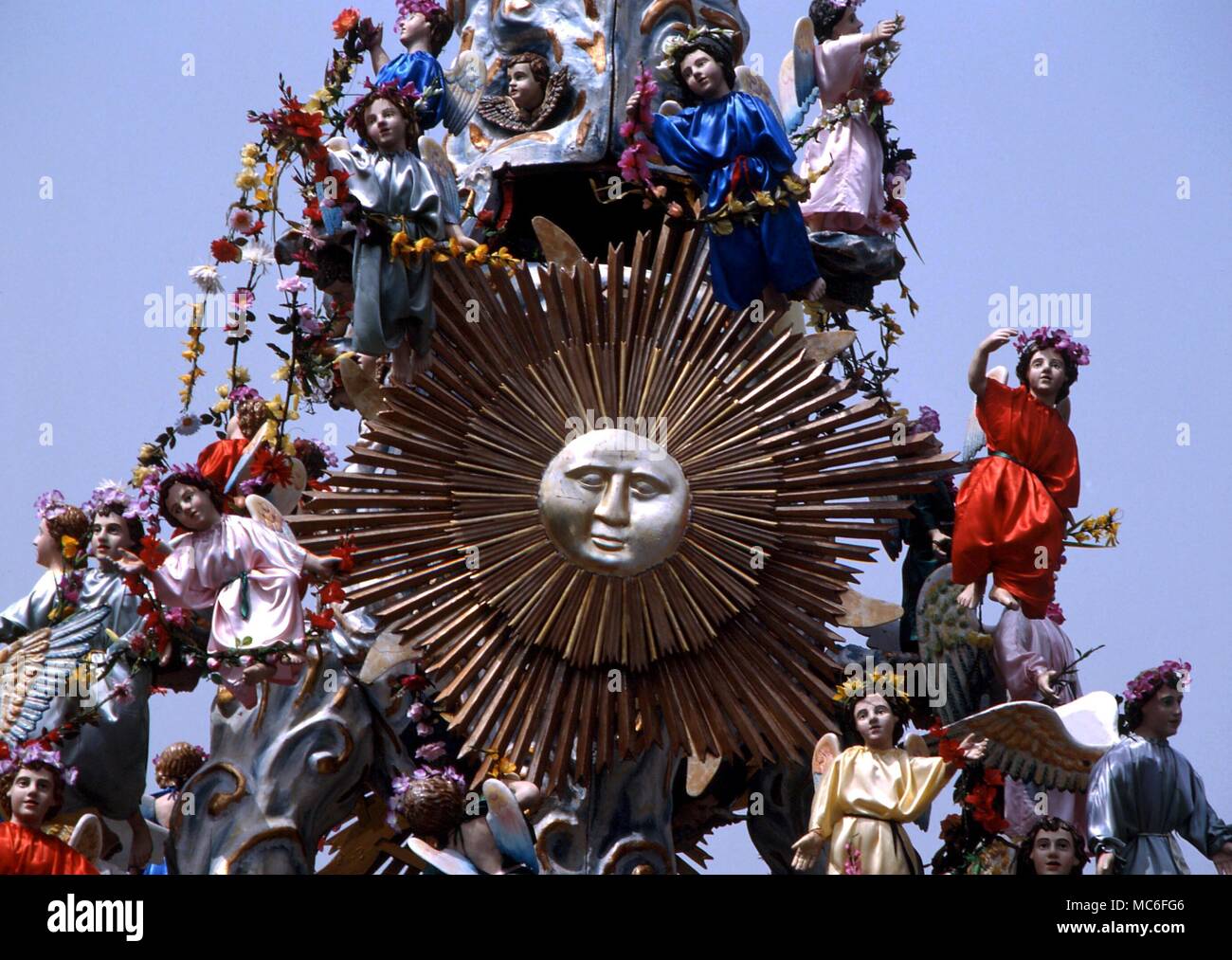 Pianeti - SUN un curioso miscuglio di pagana e simboli cristiani, dominato da l'immagine d'oro del sole, sul galleggiante mobile display, per ipotesi il giorno di festa, la festa dei giganti, tenutasi a Messina, Sicilia Foto Stock