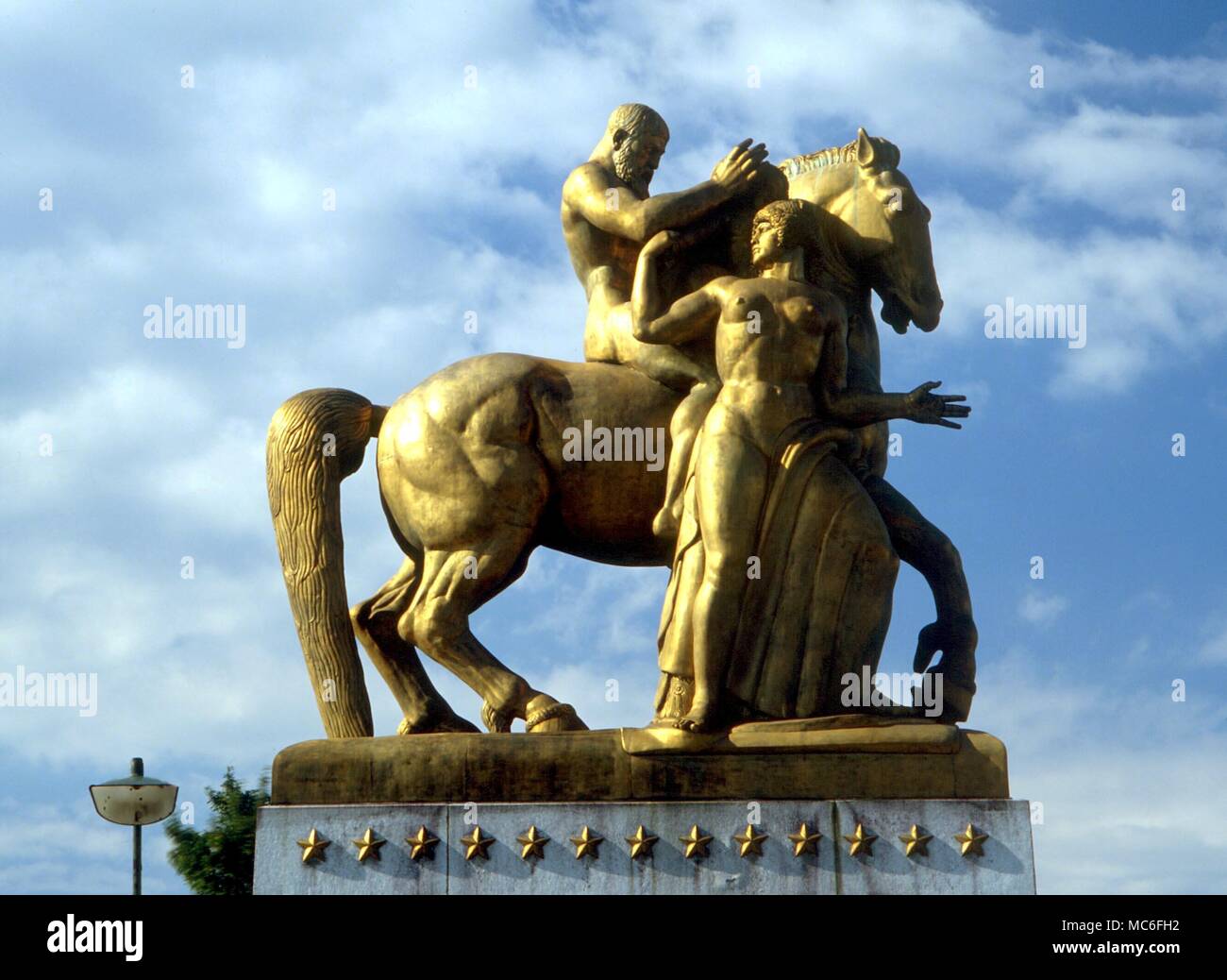 Pianeti - Marte gruppo scultoreo di Leo Friedlander in West Potomac Park, Washington DC. Le figure simboleggiano Mars (equitazione) e la messa a terra (come sacrificio) Foto Stock