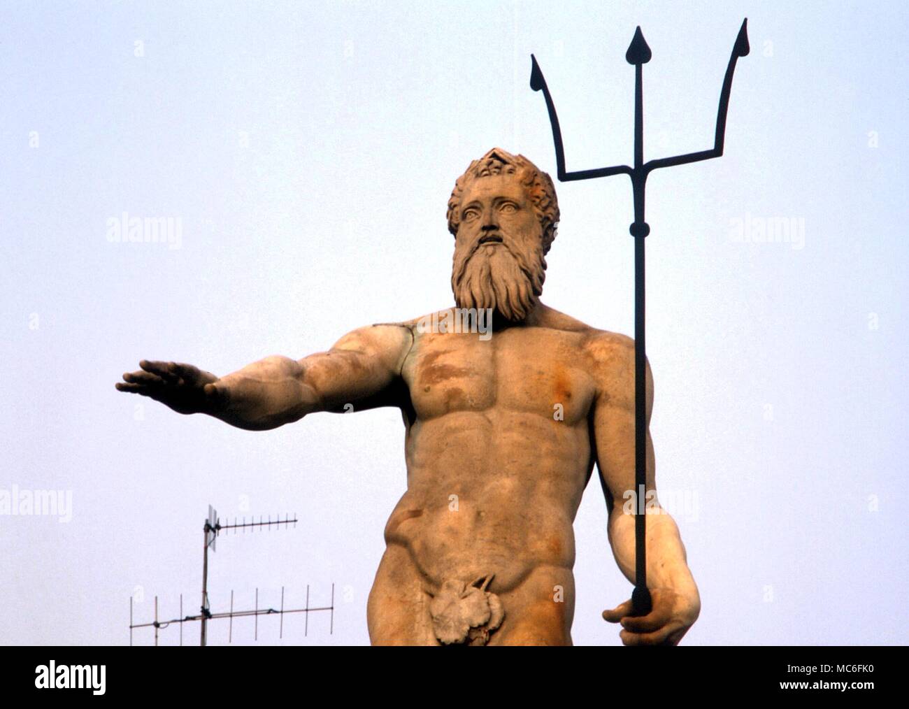 Pianeti - Nettuno statua del Nettuno con il suo tridente, sulla fontana di Nettuno, costruita originariamente nel 1557, a Messina, Sicilia Foto Stock