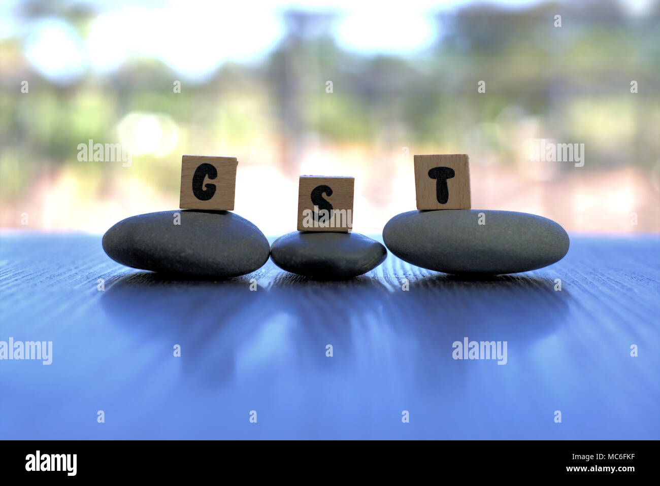 La GST sta per beni e servizi fiscali. Concetto di imposta, economia, commercio, business, imposta sul reddito Foto Stock