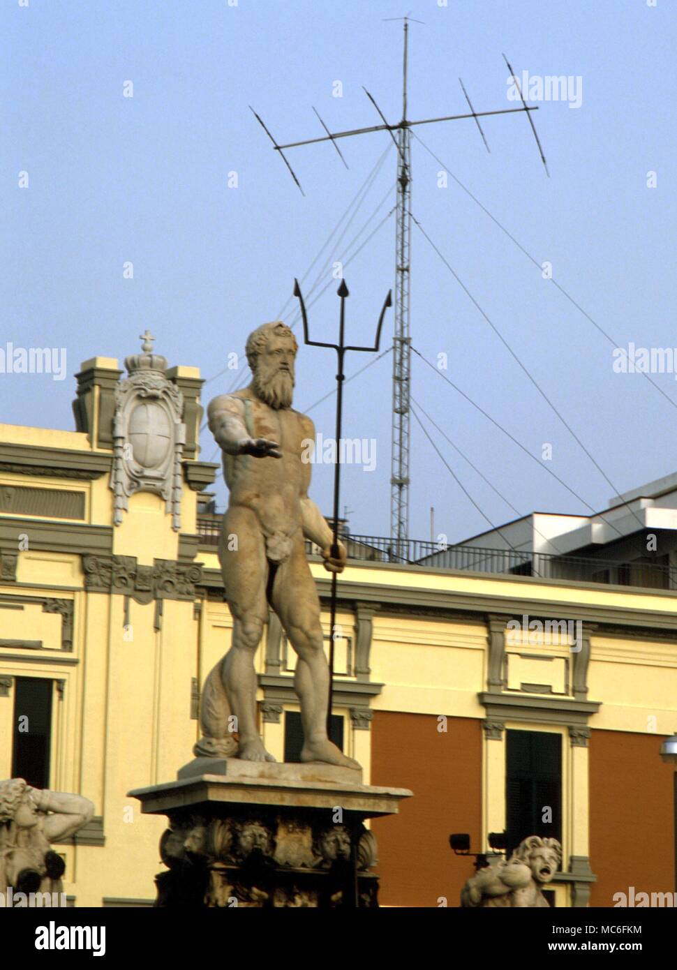 Pianeti - Nettuno statua del Nettuno con il suo tridente, sulla Fontana di Nettuno, costruita originariamente nel 1557, a Messina, Sicilia Foto Stock