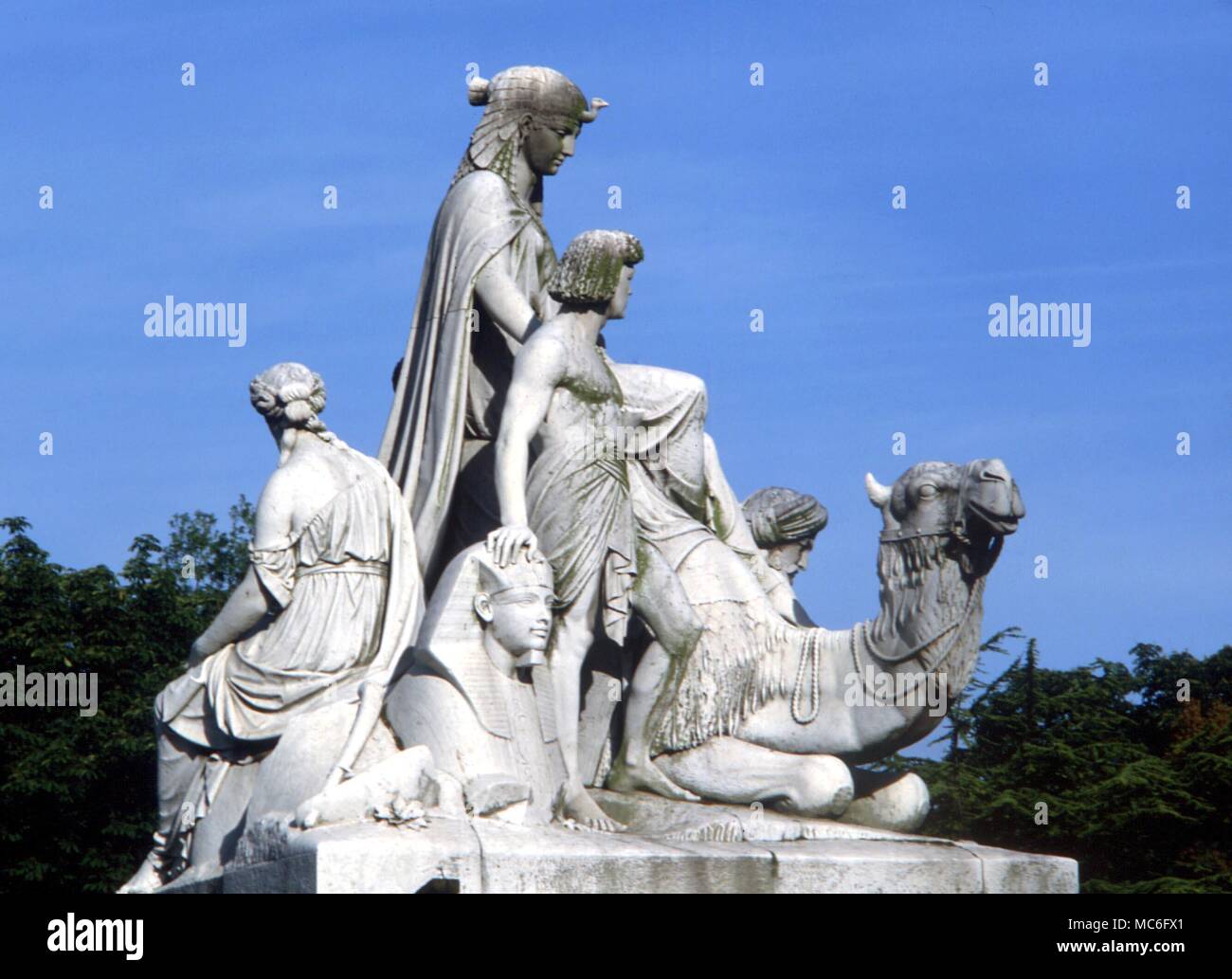 Statua del cammello e varie figure orientali, compresa una sfinge, destinato a simboleggiare l'Egiziano e medio orientale, le dipendenze su Albert Memorial, i giardini di Kensington. Foto Stock