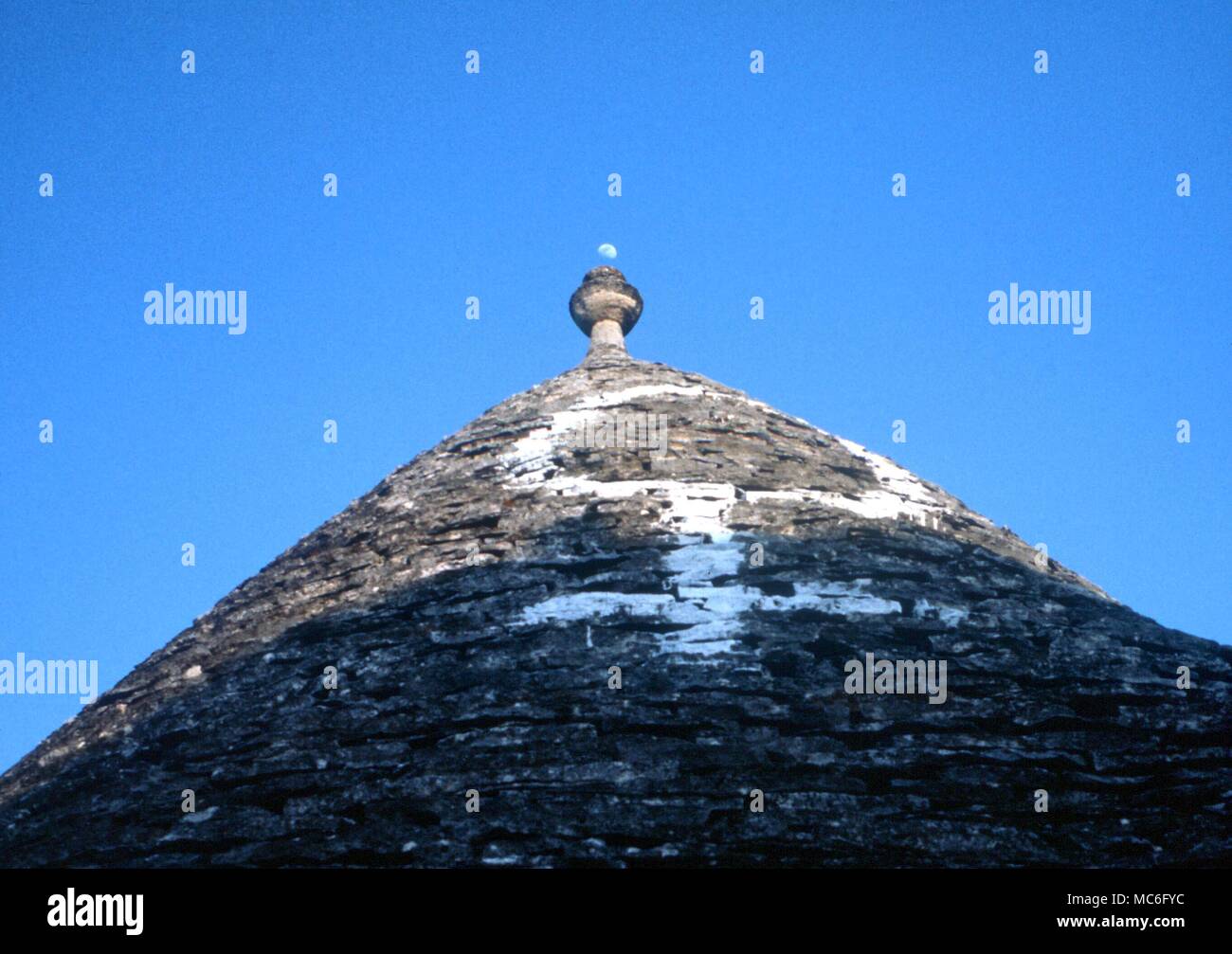 Venusian sigil dipinta sul tetto di un trullo nel 'trulli village' di Alberobello Puglia, Italia. Il design è stato probabilmente originariamente dipinte del XVIII secolo. Foto Stock