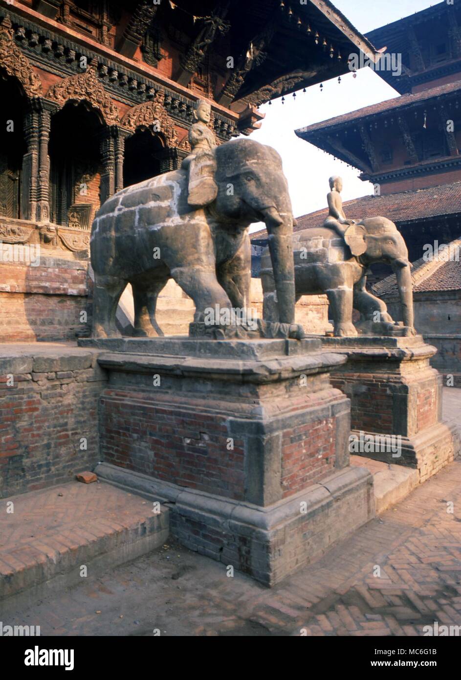 Gli elefanti nella parte anteriore del Bishwa Nath Mandir, patan Durbar Square, Nepal. Foto Stock