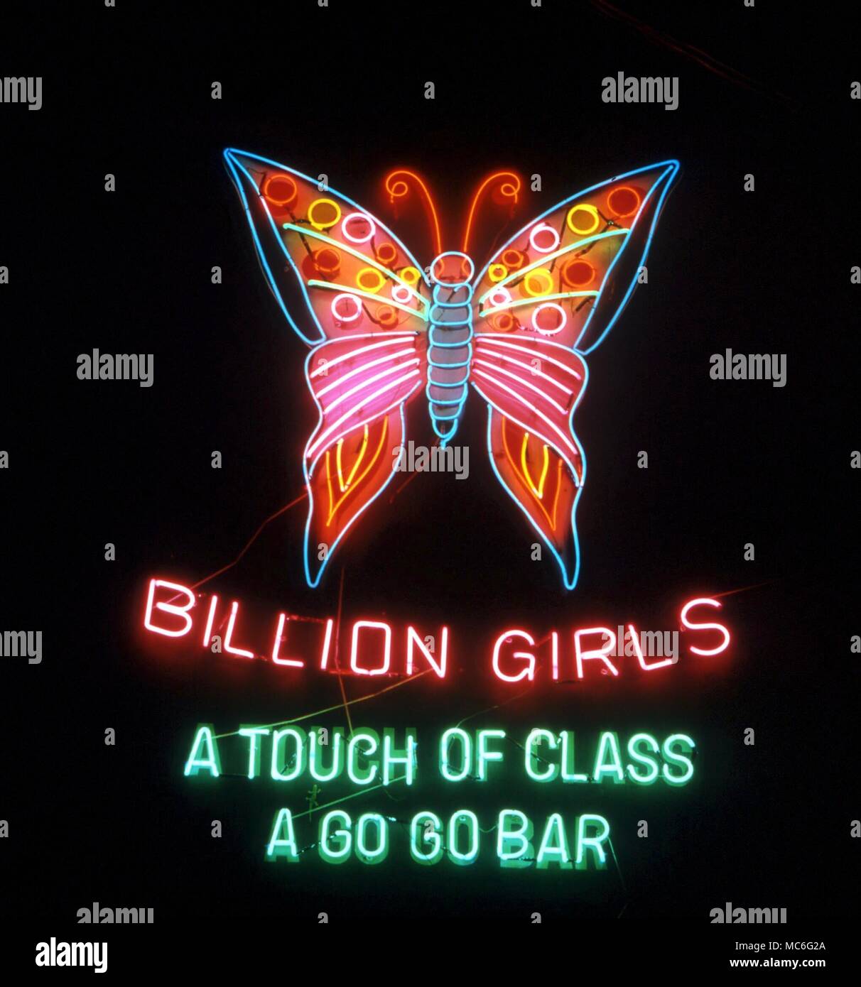 Animali Butterfly nella pubblicità al neon luci, in una strada di Bangkok, Thailandia Foto Stock