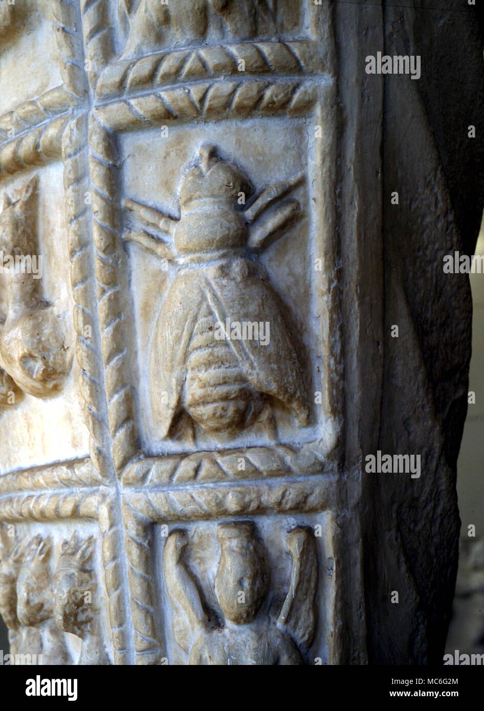 Animali - Api sul sacro abito di Diana di Efeso riguardano l'anima umana: la temperatura dell'alveare è la stessa di quella del corpo umano e le api che "nell'Alveare" sono state considerate come l'anima umana, dimorando nel corpo Foto Stock